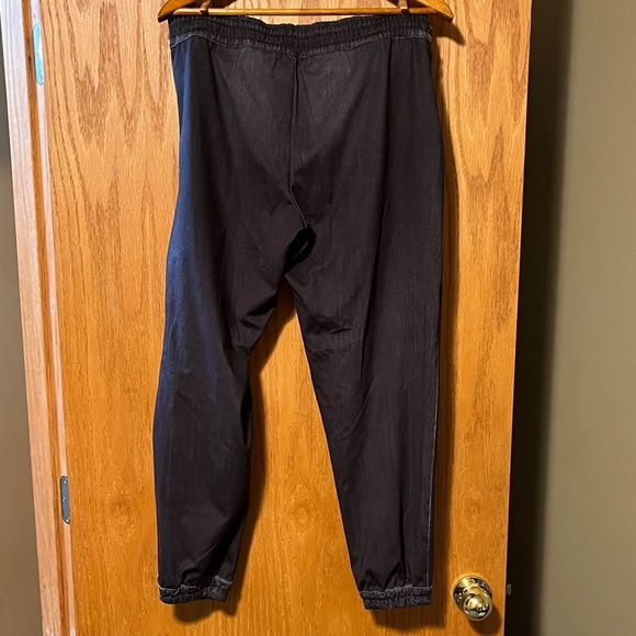 Lucy Black Jogger Pants - Picture 10 of 12